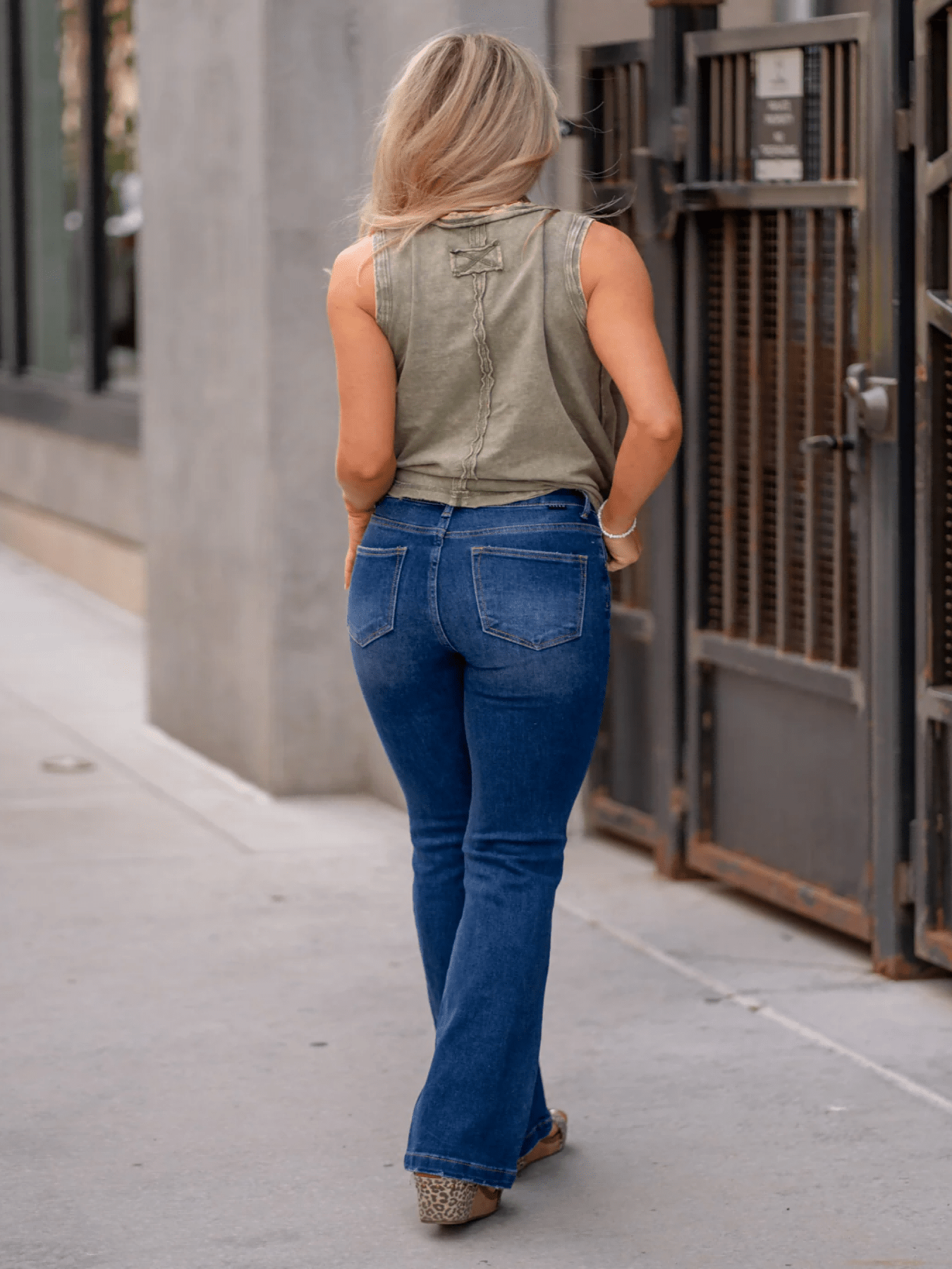 Women's High-Waisted Straight-Leg Jeans, Moderately Elastic Four-Button Design, Closed Style, Outdoor Slim-Fit Dark Washed Jeans Trousers - Veloxea